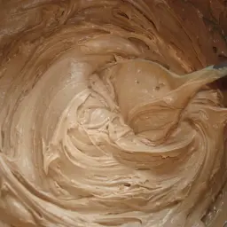 Gładki, puszysty krem czekoladowy do tortu z masłem, idealny do dekoracji.