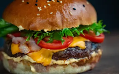 Pyszny hamburger z serem, bekonem i świeżymi warzywami. Idealny przykład, jak zrobić hamburgera, który zachwyci każdego.