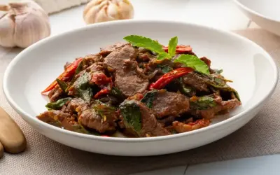 Aksamitne kawałki wołowiny w aromatycznym sosie, z dodatkiem świeżej bazylii i papryczki chili. Pyszne wołowina po tajsku.