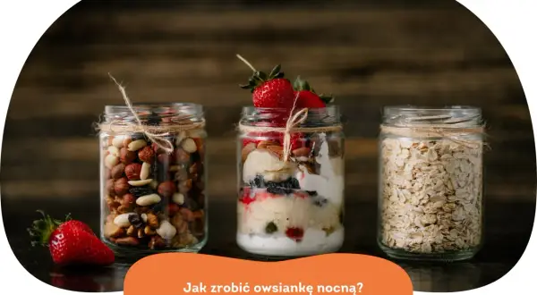 Słoiki z bakaliami, gotową owsianką na noc i deserem z owocami. Idealne na szybkie śniadanie.