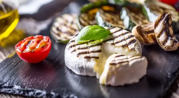 Pyszny ser na grilla z grillowanymi warzywami i pomidorkami.
