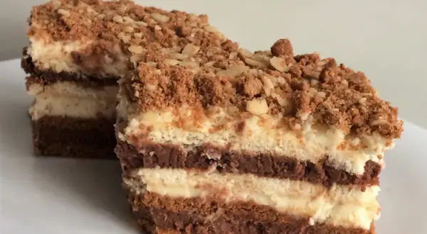 Szybkie ciasto z serkiem mascarpone, przełożone czekoladowym kremem i posypane kruszonką. Idealne na deser.