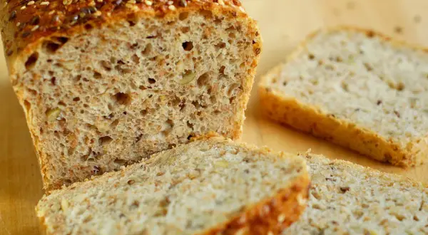 Domowy chleb pieczony w piekarniku z ziarnami, idealny na śniadanie. Pyszny przepis na chleb domowy pieczony w piekarniku z ziarnami.