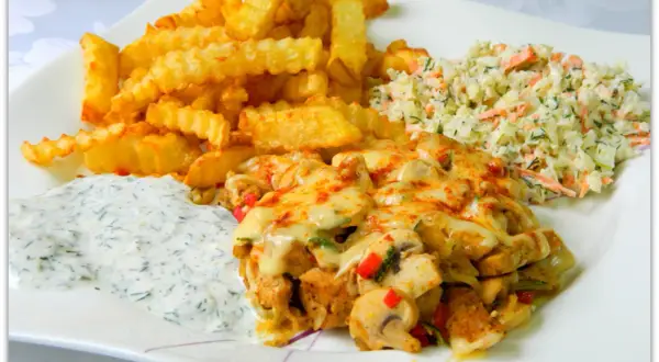 Pyszna shoarma drobiowa z serem, chrupiącymi frytkami, surówką i sosem czosnkowym.