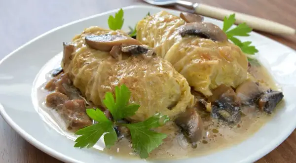Gołąbki z kaszą gryczaną i pieczarkami, które Ania gotuje, wyglądają pysznie w sosie.