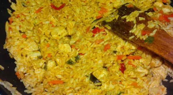 Ryż z kurczakiem i warzywami w sosie curry, gotowy do podania. Idealny przepis, jak ugotować ryż z curry.