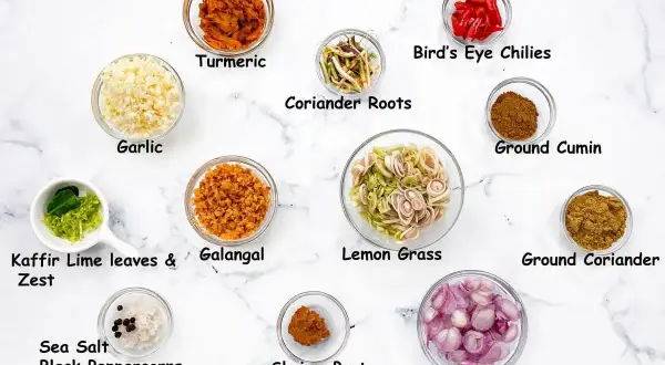 Składniki do curry: czosnek, kurkuma, chili, trawa cytrynowa, szalotki, galangal, kumin, kolendra. Które curry jest najłagodniejsze?