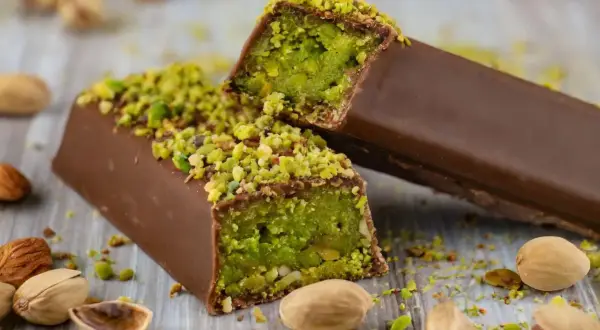 Czekoladowe batoniki z pistacjami, idealne na dubajską czekoladę przepis. Pyszne i aromatyczne.
