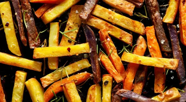 W jakiej temperaturze piec frytki? Sekret chrupkości z piekarnika!