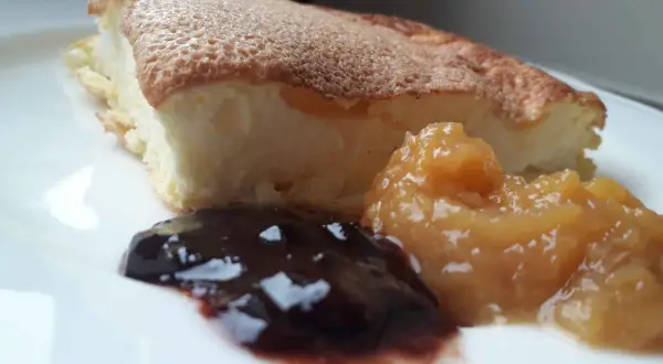 Puszysty omlet bez mąki, podany z dżemem i musem jabłkowym. Idealny na lekki posiłek.