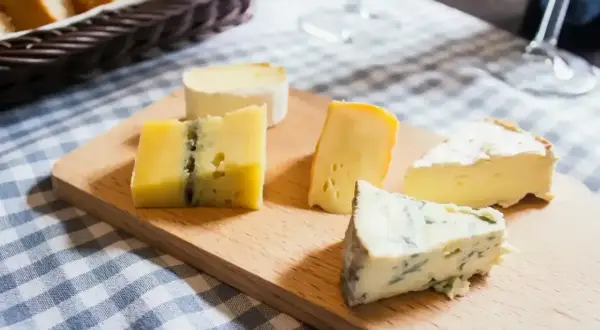 Deska serów z niebieską pleśnią i innymi odmianami, idealna do degustacji ser typu włoskiego.