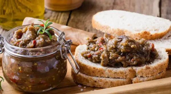 Pyszna pasta z bakłażana z ziołami i papryką, podana na chlebie. Idealna na przekąskę.