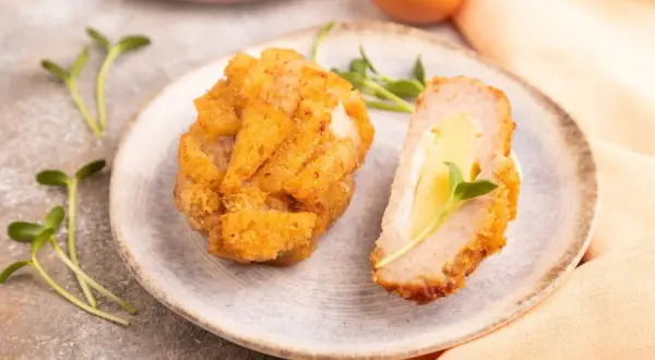 Pyszny filet po parysku, chrupiący z zewnątrz, z kremowym wnętrzem. Idealny na obiad.
