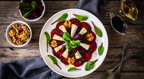 Carpaccio z buraka z serem feta, orzechami i ziołami, polane oliwą i octem balsamicznym. Idealny sos do carpaccio z buraka podkreśla smak dania.
