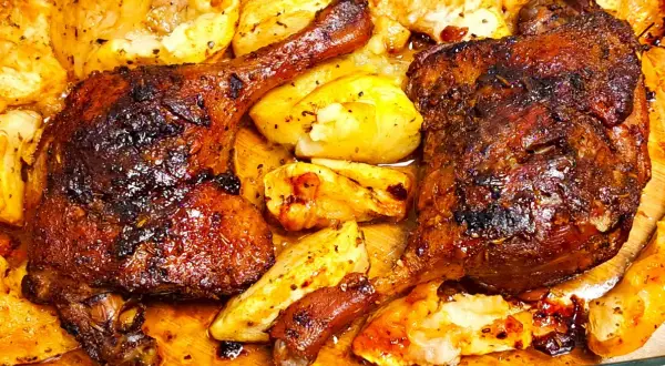 Pyszne, chrupiące udka z kaczki z piekarnika, pieczone z ziemniakami i ziołami.