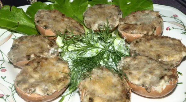 Jajka faszerowane pieczarkami smażone, podane z zieloną sałatą i koperkiem.