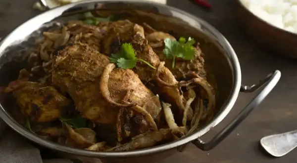 Aromatyczny kurczak w sosie z cebuli i przypraw, idealny do podania z ryżem. Ten garam masala przepis zachwyci każdego!
