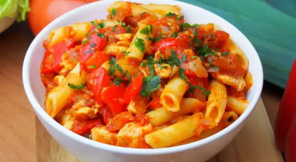 Penne z kurczakiem w sosie pomidorowym, papryką i natką pietruszki. Pyszne danie, które zachwyci każdego.