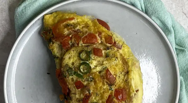 Kolorowy omlet z papryką i szczypiorkiem, idealny przepis na szybkie śniadanie.