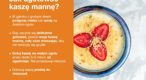 Kaszka manna, przygotowana z mleka lub wody, podana z truskawkami i posypką.