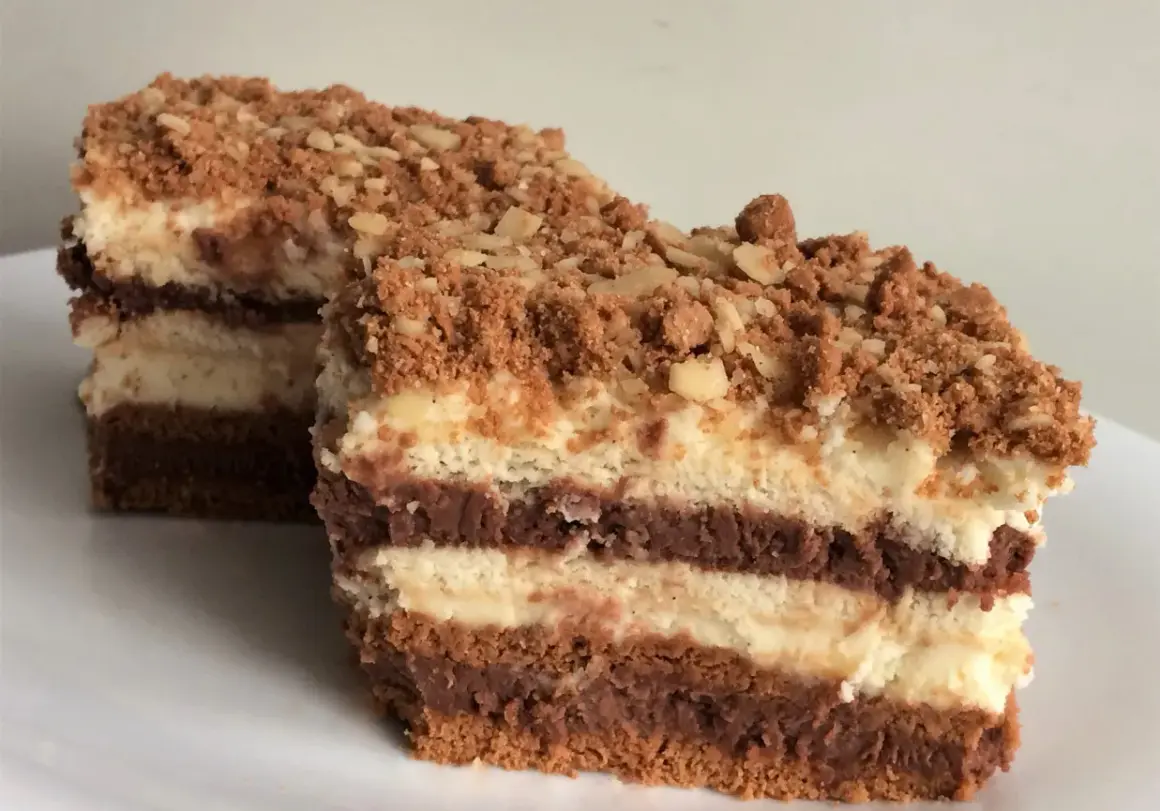 Szybkie ciasto z serkiem mascarpone, przełożone czekoladowym kremem i posypane kruszonką. Idealne na deser.