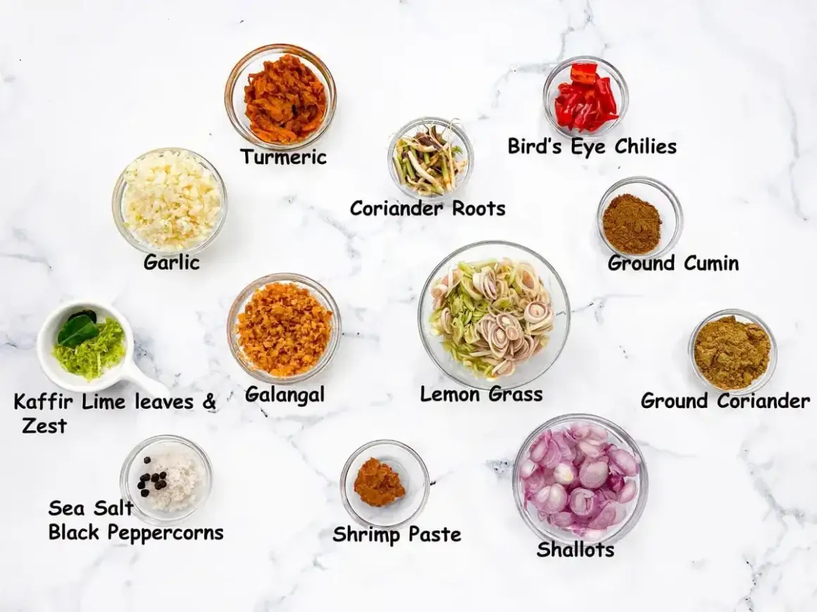 Składniki do curry: czosnek, kurkuma, chili, trawa cytrynowa, szalotki, galangal, kumin, kolendra. Które curry jest najłagodniejsze?