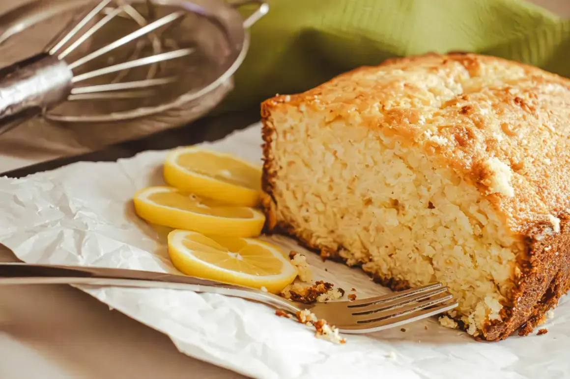 Pyszna babka piaskowa, przepis sprawdzony. Cytrynowe plasterki i widelec obok, gotowe do degustacji.