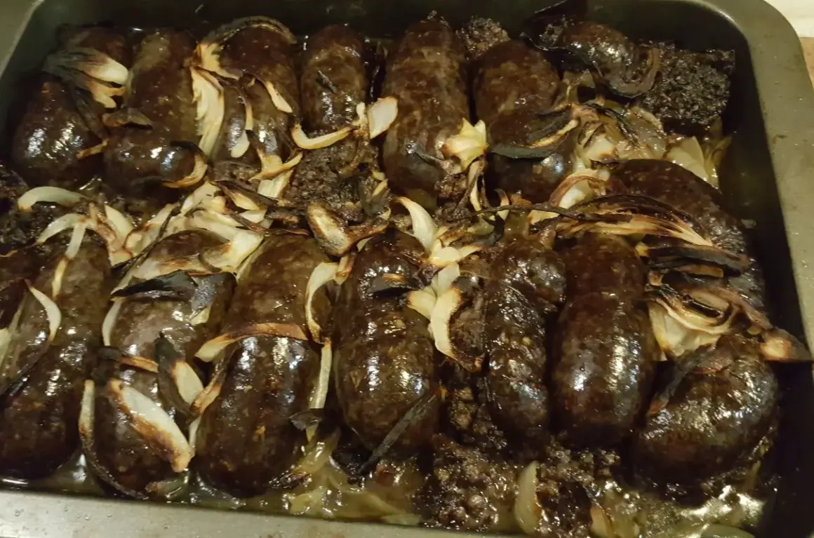 Pyszna kaszanka z piekarnika, pieczona z cebulką, aż nabierze rumianego koloru.