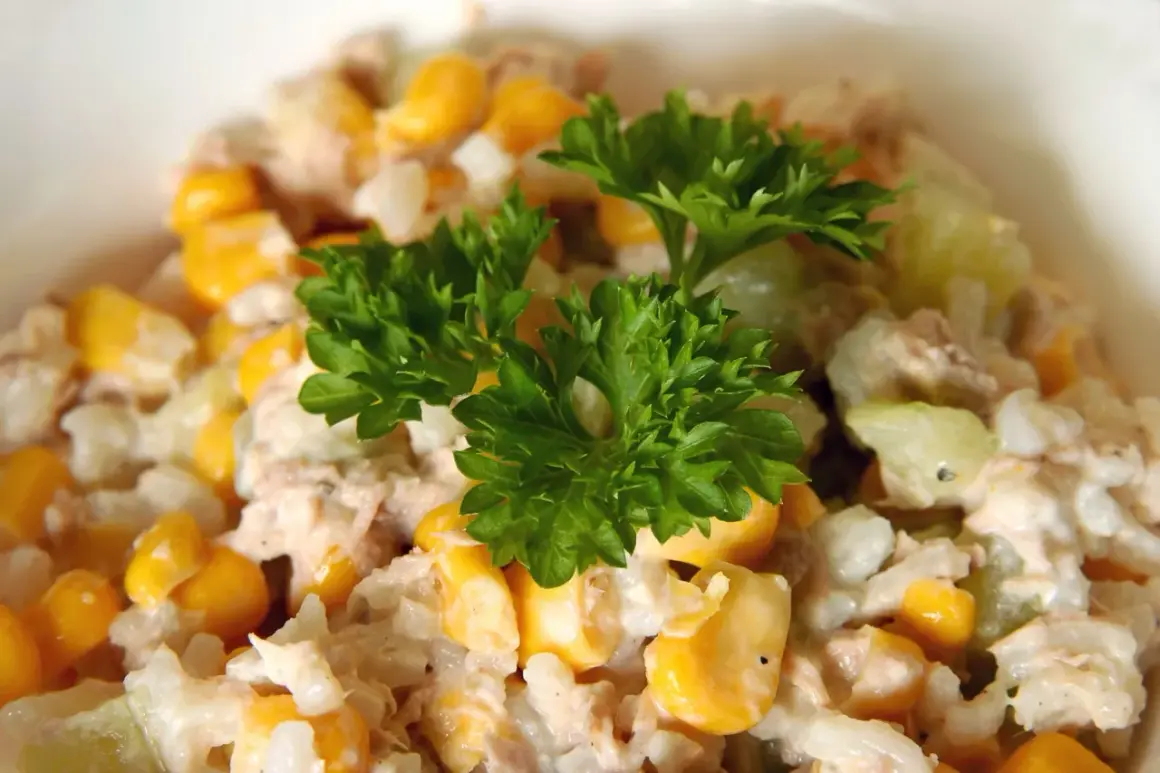 Pyszna, kremowa najlepsza sałatka z tuńczykiem, kukurydzą i natką pietruszki. Idealna na szybki lunch.