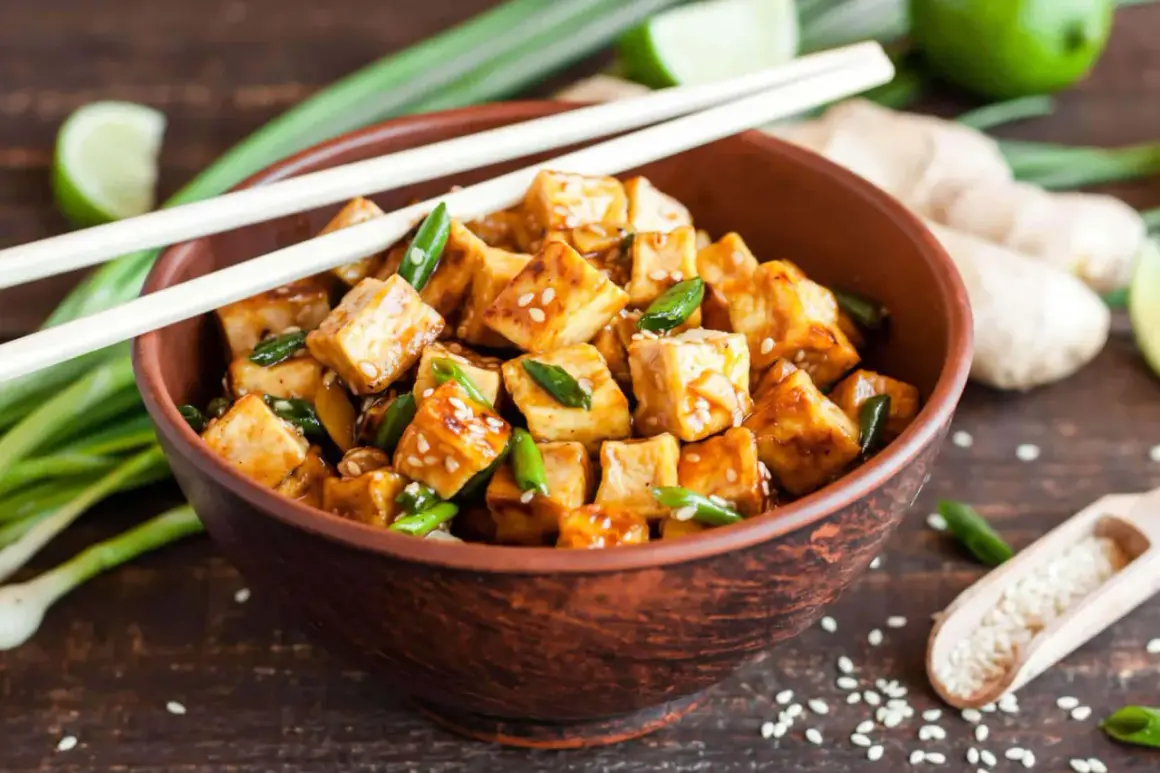 Kostki tofu w sosie, posypane sezamem i szczypiorkiem. Idealna marynata do tofu, gotowa do podania z pałeczkami.
