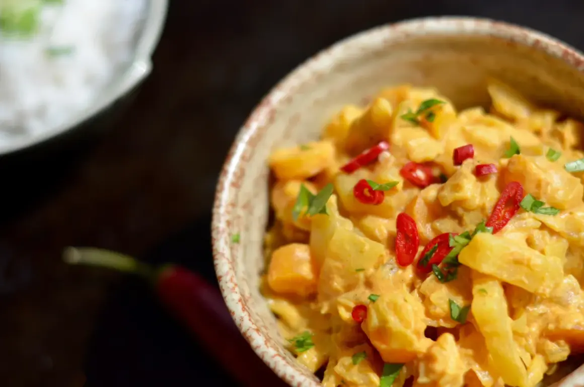 Curry z warzywami w kremowym sosie, posypane chili i natką. Szukasz, czym zastąpić mleczko kokosowe w curry?
