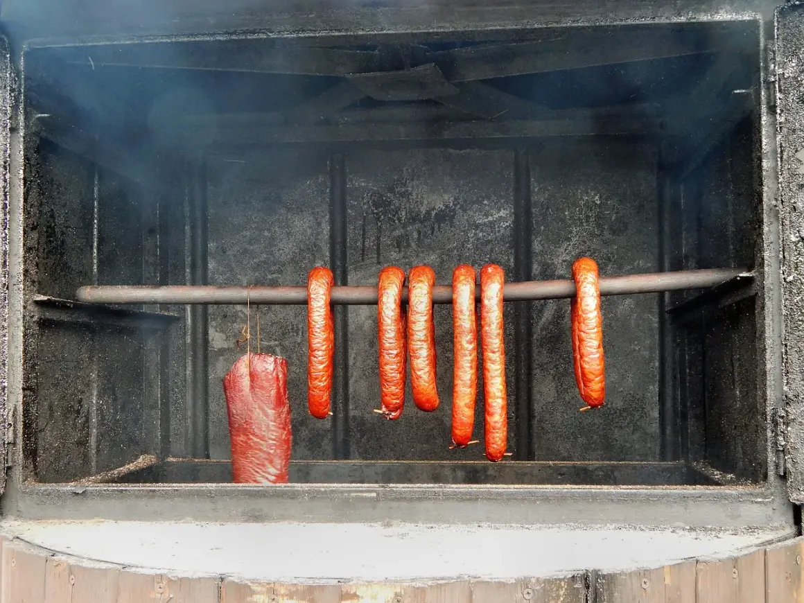 Kiełbasa wędzi się w dymie. W jakiej temperaturze wędzić kiełbasę, by uzyskać idealny smak i kolor?