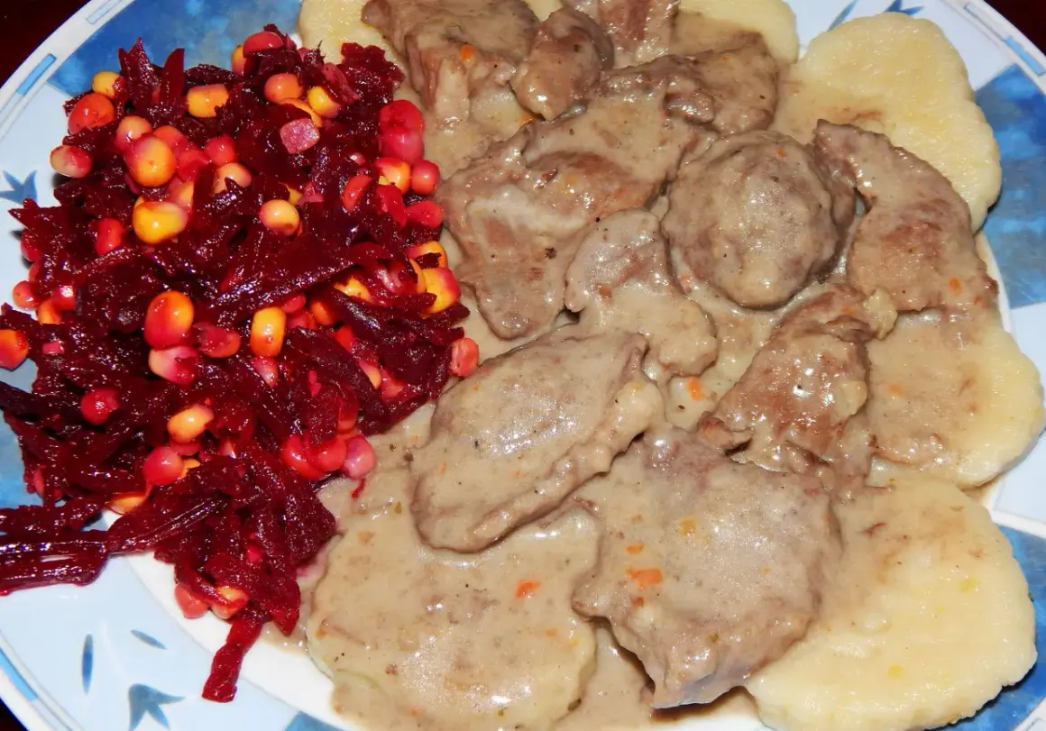 Pyszne ozory w sosie chrzanowym z buraczkami i kukurydzą.