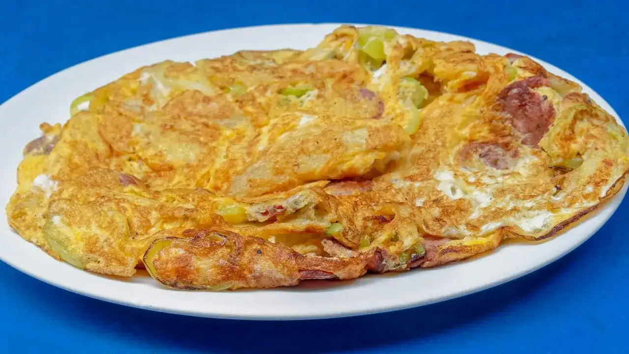 Omlet z mąką - Sprawdzony przepis na puszyste i sycące śniadanie