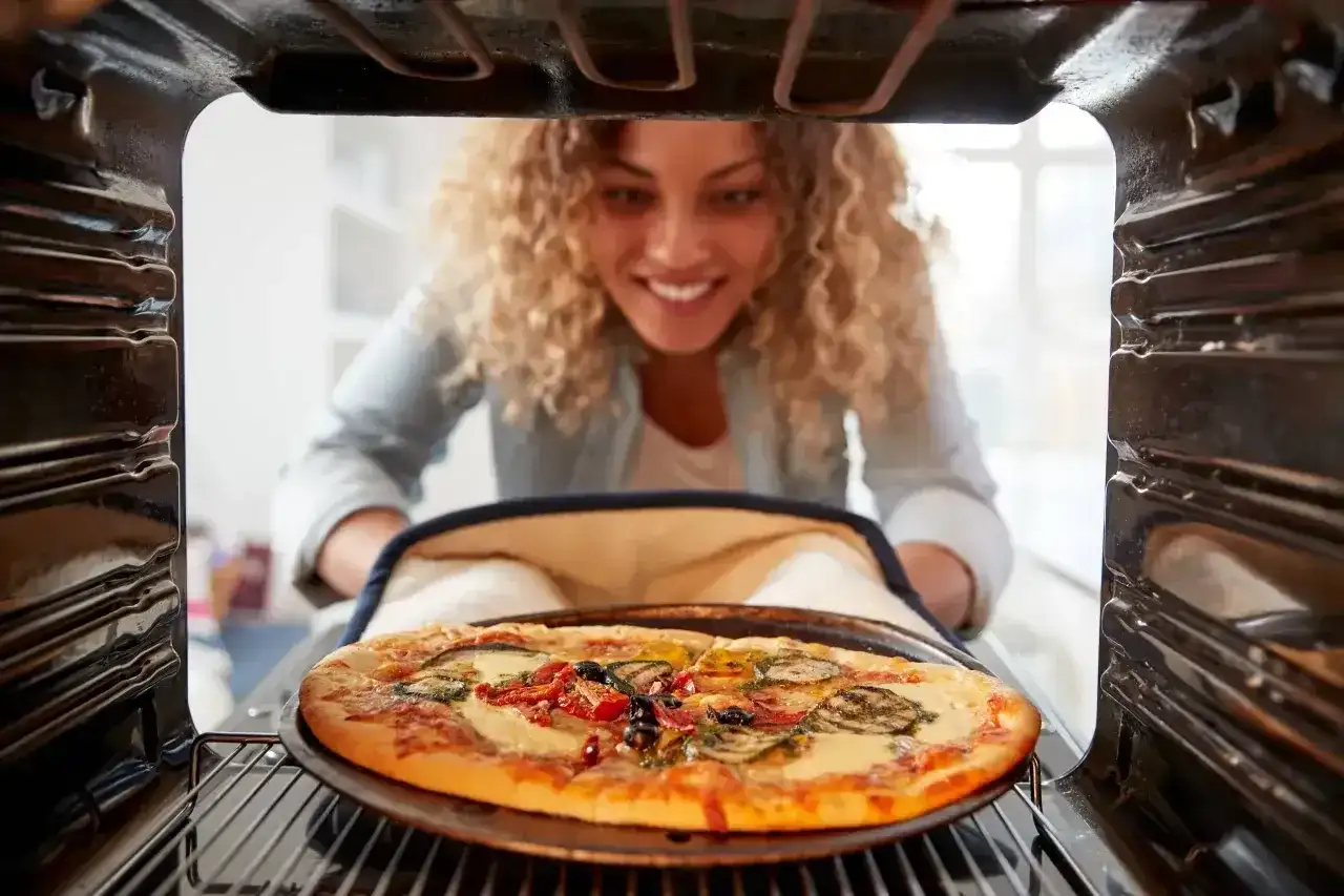 Pizza w piekarniku - Jaka temperatura? Sekrety idealnego wypieku