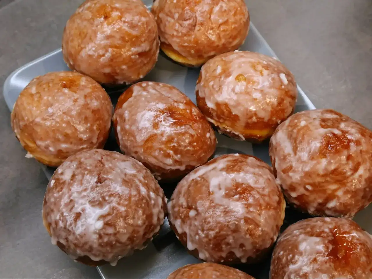 Pieczone pączki - przepis na puszyste i lekkie. Sprawdź, jak!