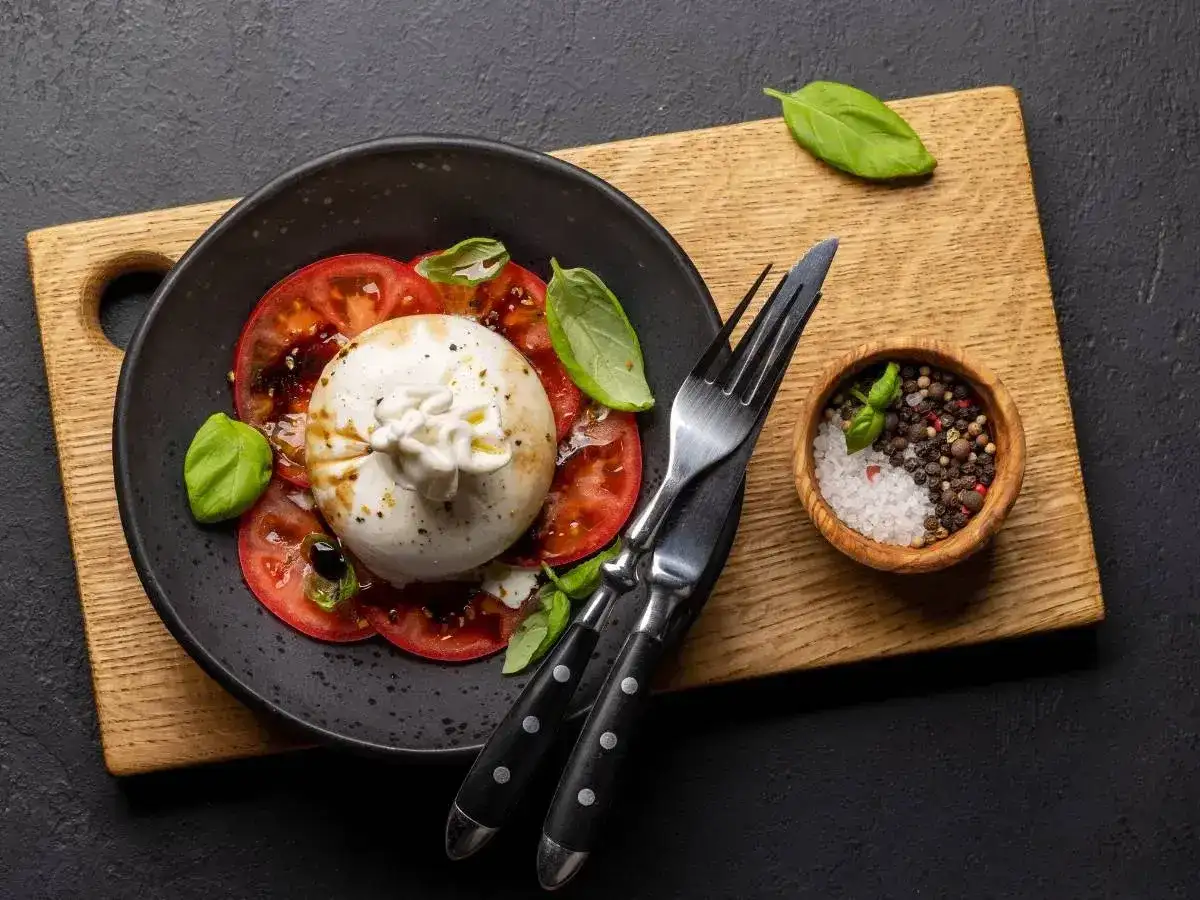 Burrata z pomidorami - Jak zrobić idealny talerz?