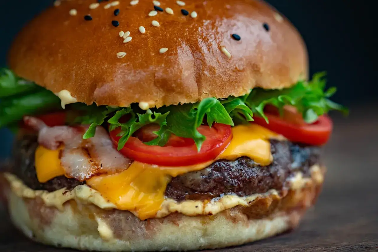 Burger z mięsa mielonego na śniadanie - Jak zrobić go idealnie?