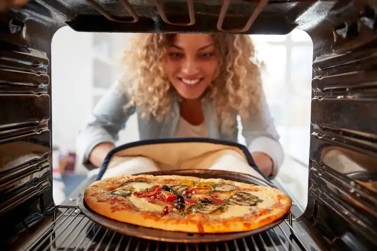 Pizza w piekarniku - Jaka temperatura? Sekrety idealnego wypieku