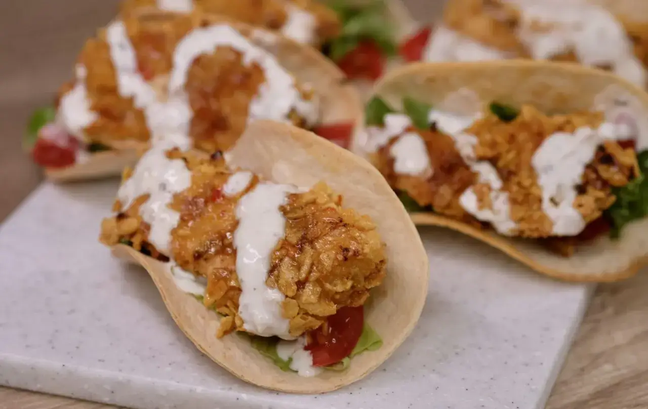 Pyszne tacos z kurczakiem w chrupiącej panierce, polane kremowym sosem. Idealne na szybki lunch lub kolację.