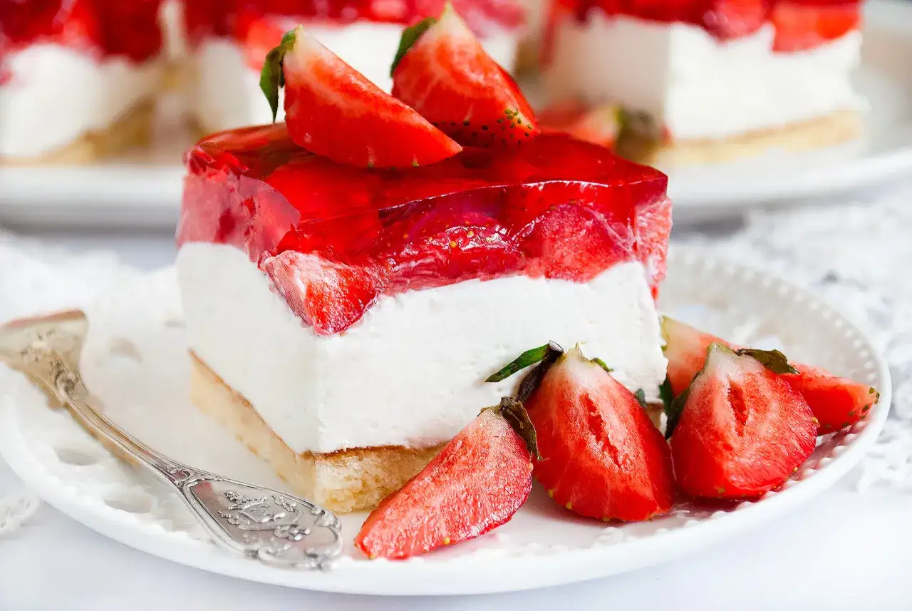 Szybkie ciasto z serkiem mascarpone i truskawkami, z galaretką na wierzchu. Idealne na deser.