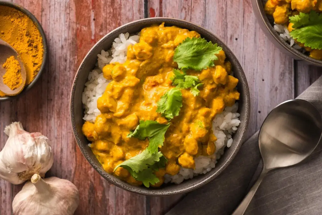Aksamitne curry z ciecierzycą na ryżu. Szukasz, czym zastąpić mleczko kokosowe w curry? Wypróbuj ten przepis!