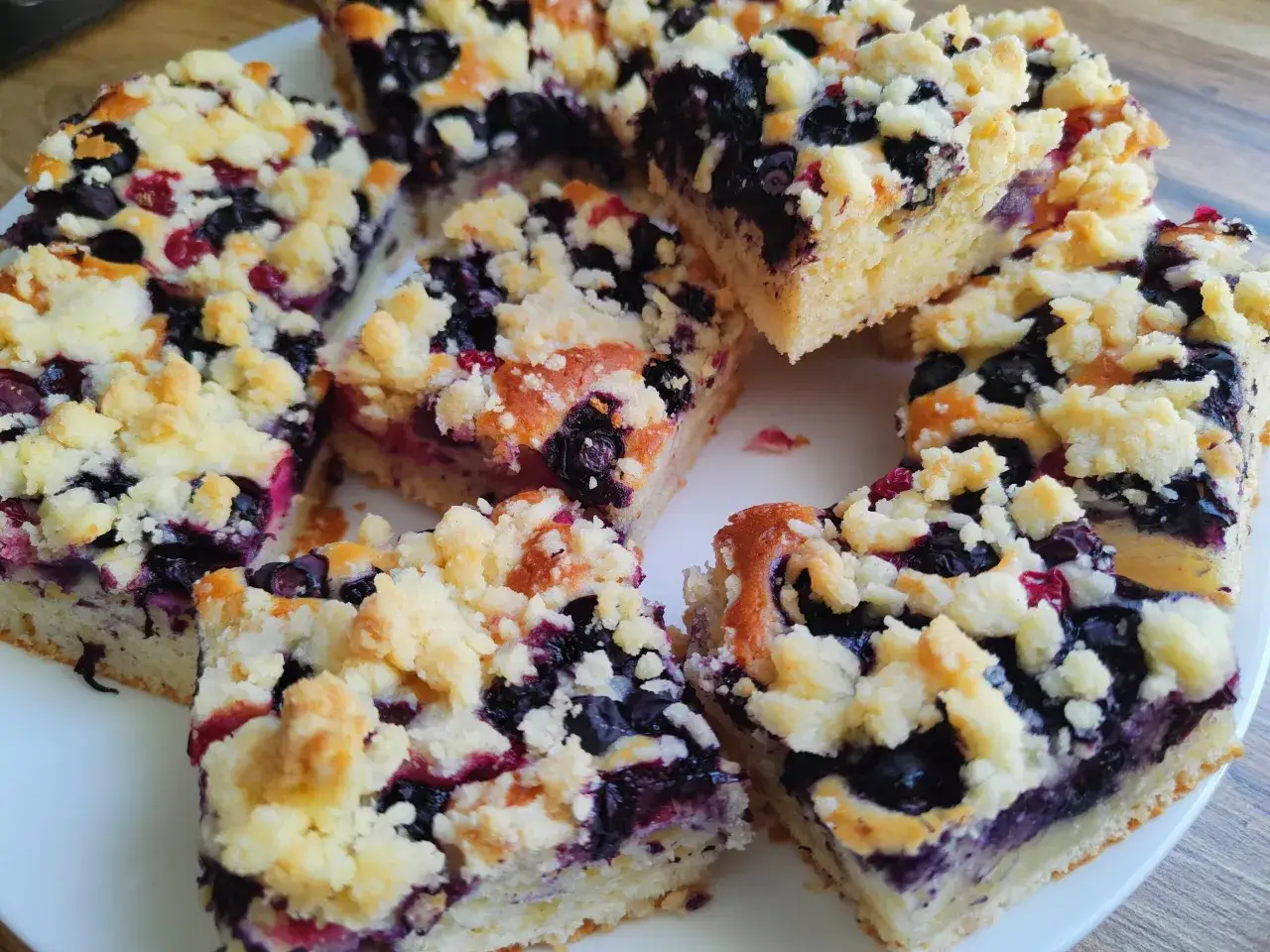 Pyszne ciasto z jagodami i kruszonką, idealne jako ciasto dla cukrzyka. Smak lata w każdym kęsie!