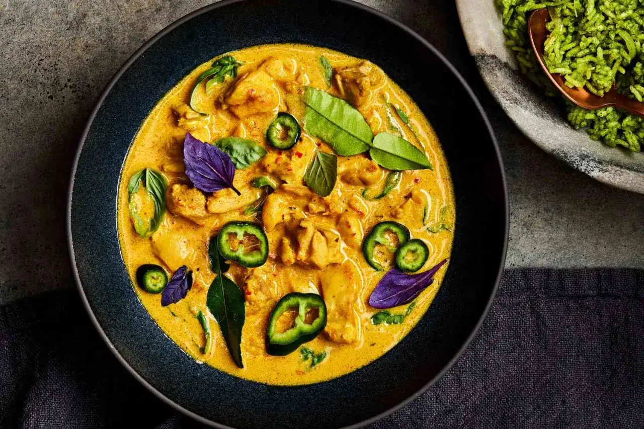 Aksamitne curry z kurczakiem, ozdobione papryczką jalapeño, liśćmi limonki i fioletową bazylią. Idealne warzywa do curry to te, które dodadzą koloru i smaku!