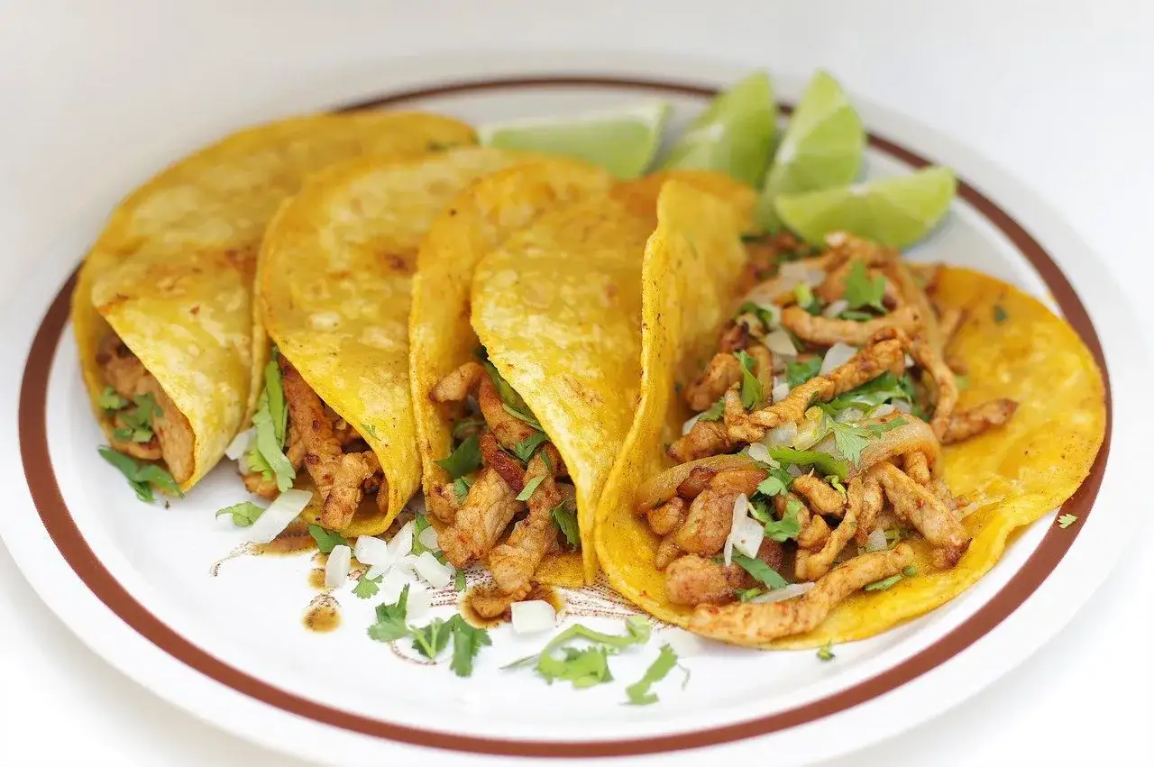 Cztery chrupiące tortilla na ciepło z patelni, wypełnione soczystym mięsem, cebulą i kolendrą. Podane z ćwiartkami limonki.