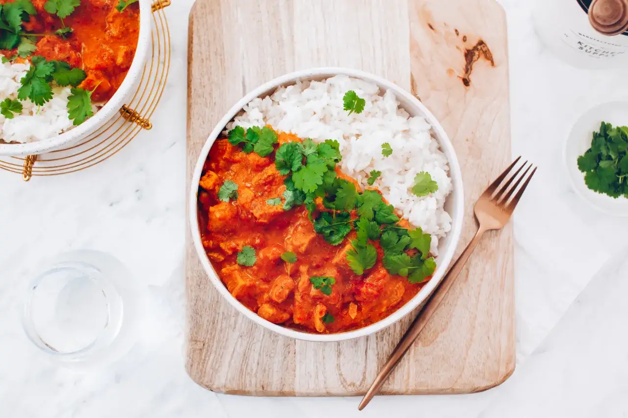 Pyszny kurczak curry w misce z ryżem