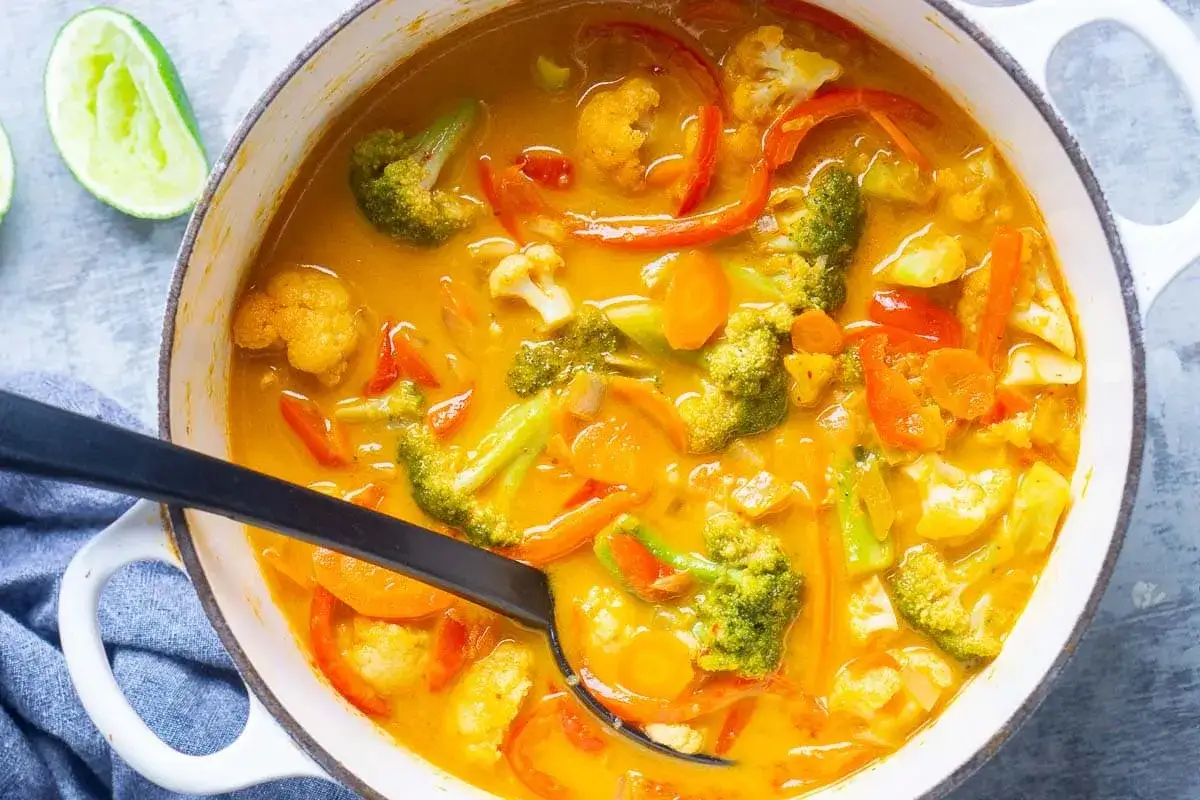 Aromatyczne curry z brokułami, kalafiorem, marchewką i papryką. Idealne warzywa do curry, które zachwycą smakiem.
