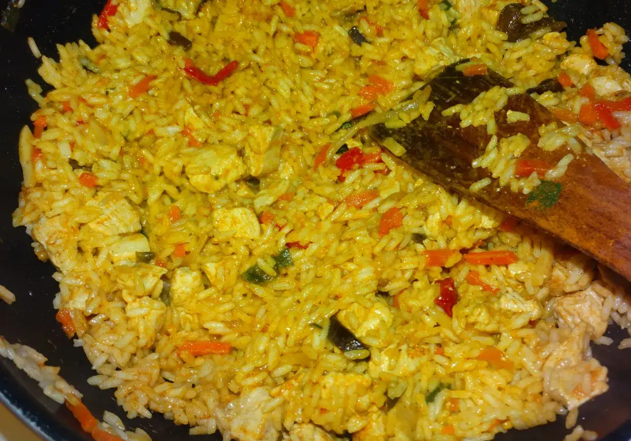 Ryż z kurczakiem i warzywami w sosie curry, gotowy do podania. Idealny pomysł, jak ugotować ryż z curry.