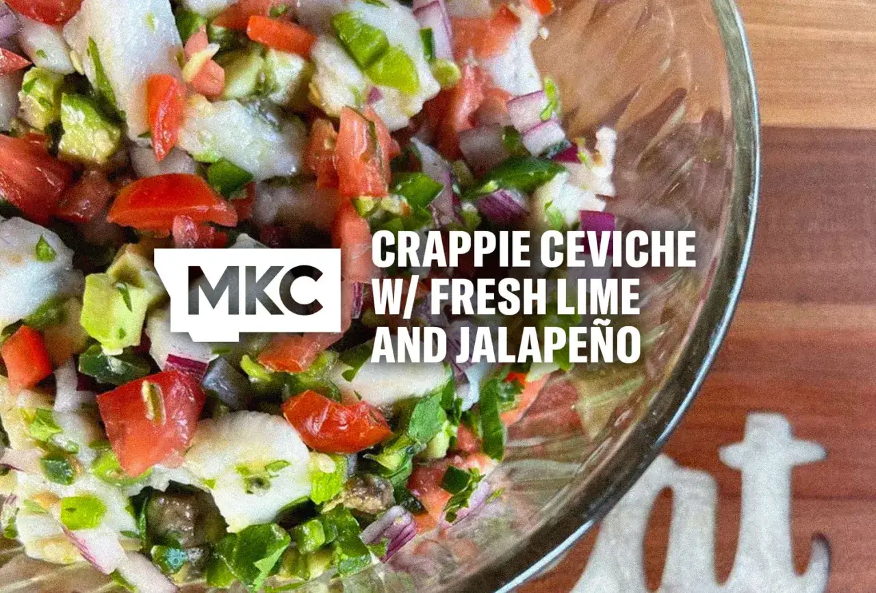 Pyszne crappie ceviche z limonką i jalapeño, pełne świeżych warzyw.