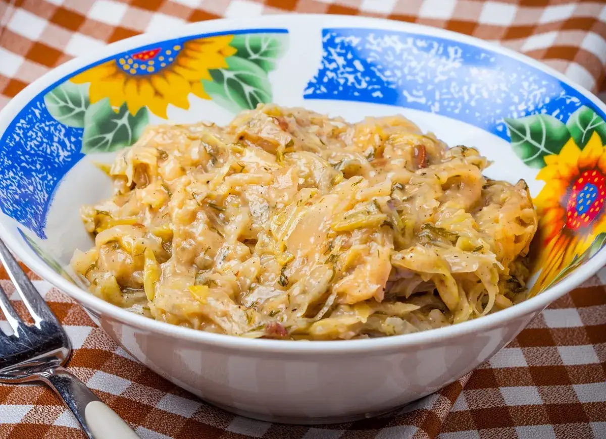Młoda kapusta z koperkiem i śmietaną, podana w misce z motywem słoneczników.